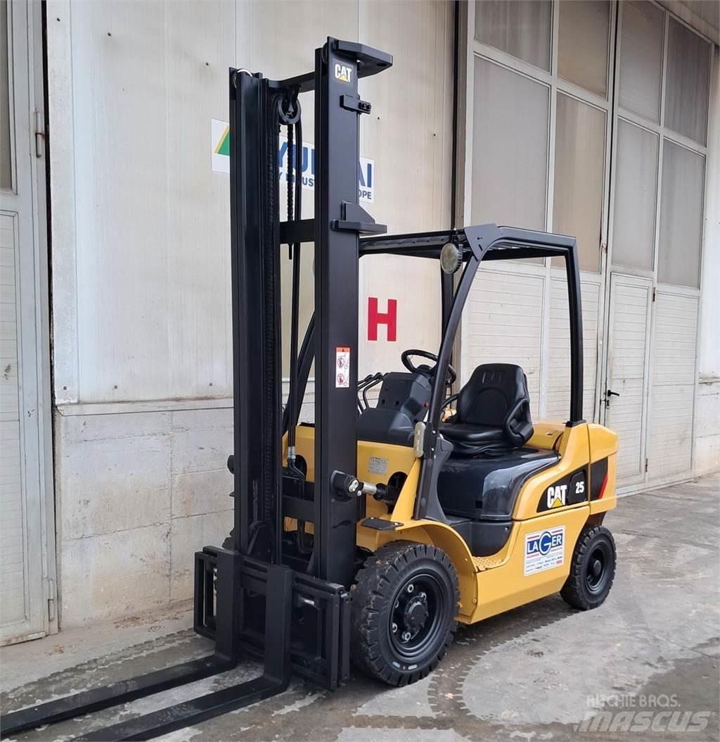 CAT DP25N Дизельні навантажувачі