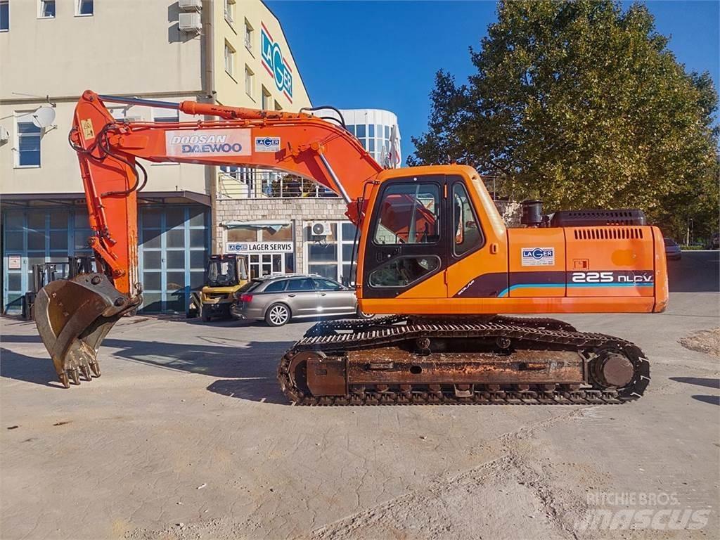 Doosan SOLAR 225NLC-V Гусеничні екскаватори