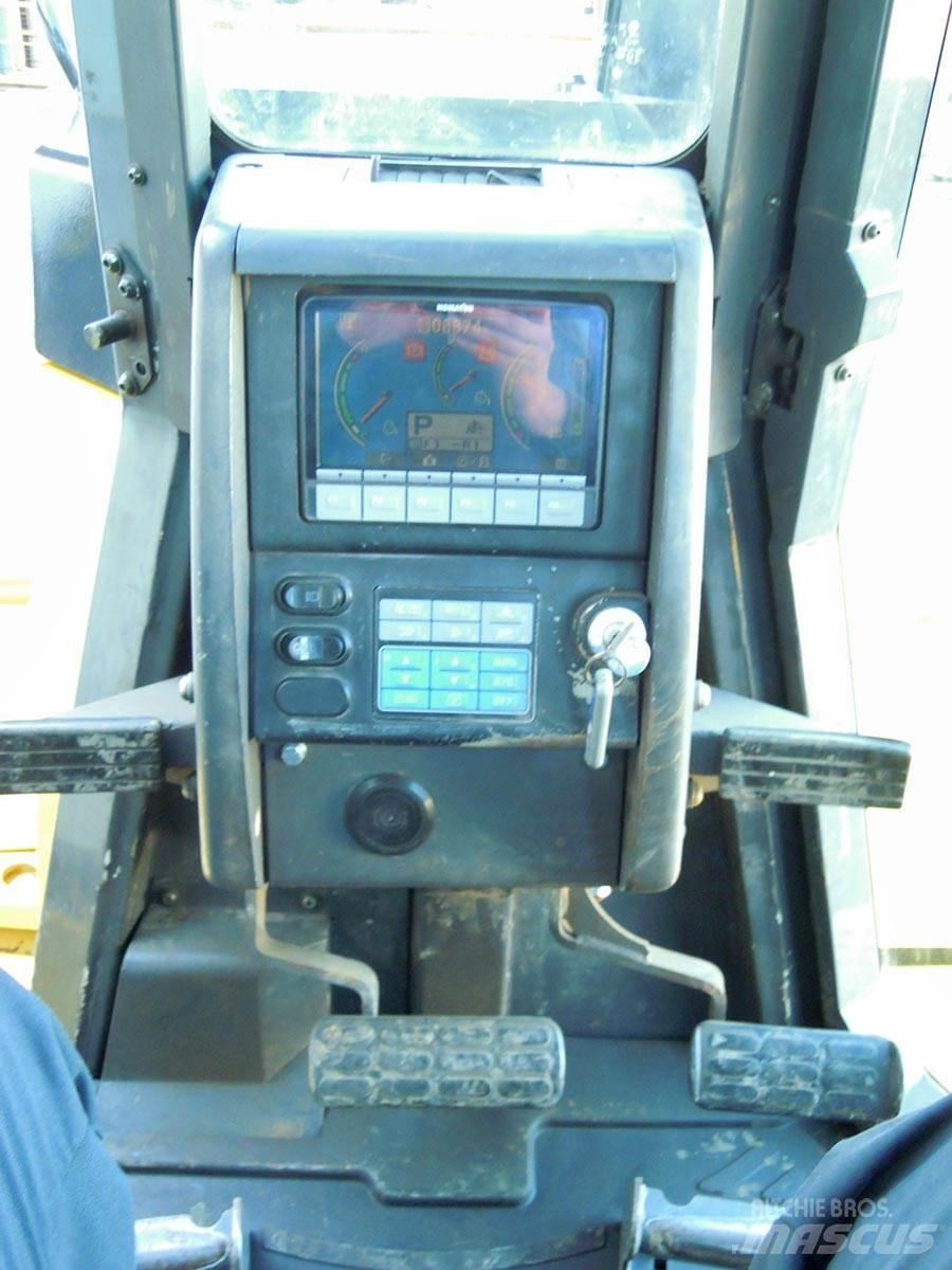 Komatsu D155AX-6 Гусеничні бульдозери