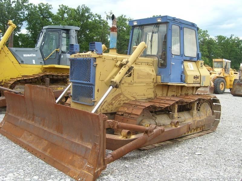 Komatsu D65E-8 Гусеничні бульдозери