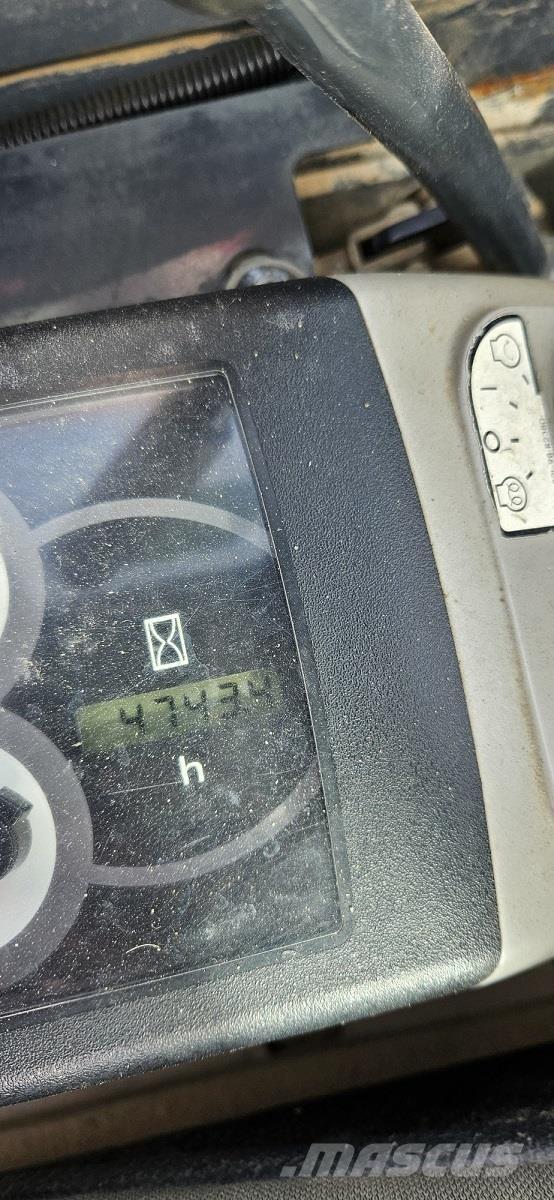 Komatsu PC26MR-3 Міні-екскаватори < 7т