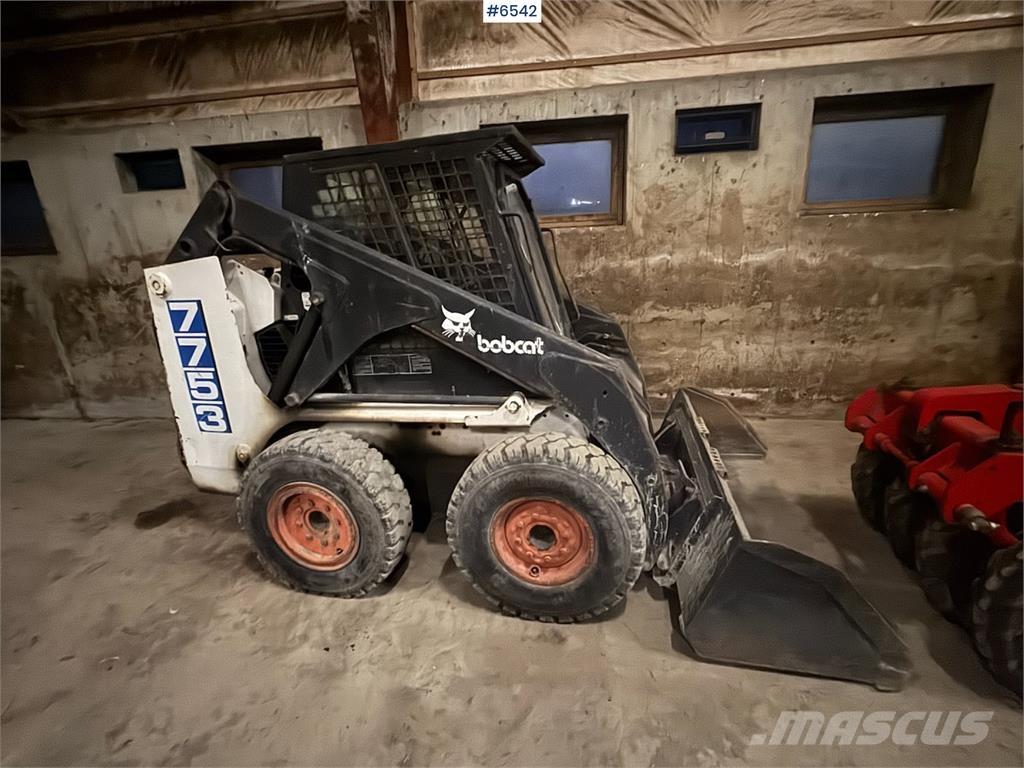 Bobcat 7753 Багатофункціональне обладнання для вантажних і землекопальних робіт