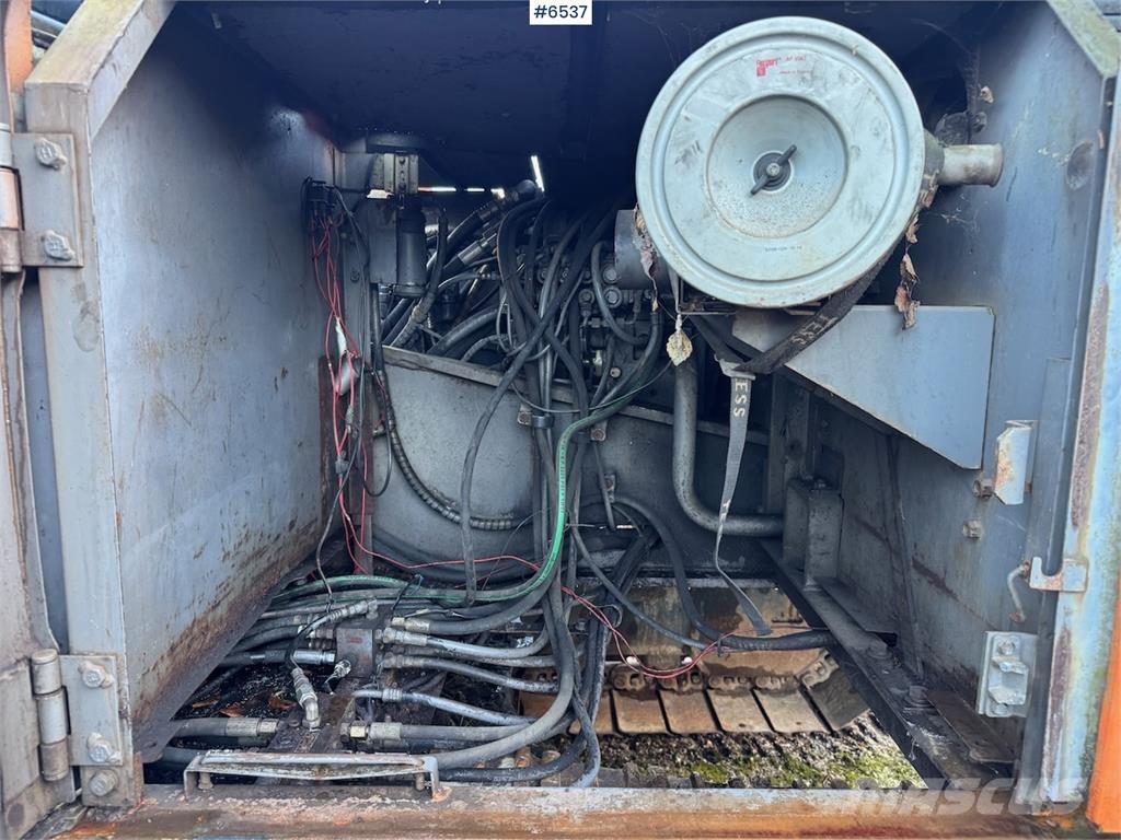 Hitachi EX 200-2. Гусеничні екскаватори