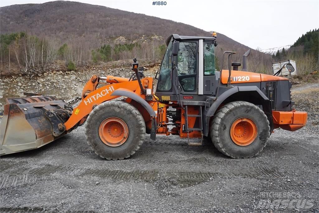 Hitachi ZW220 Фронтальні навантажувачі