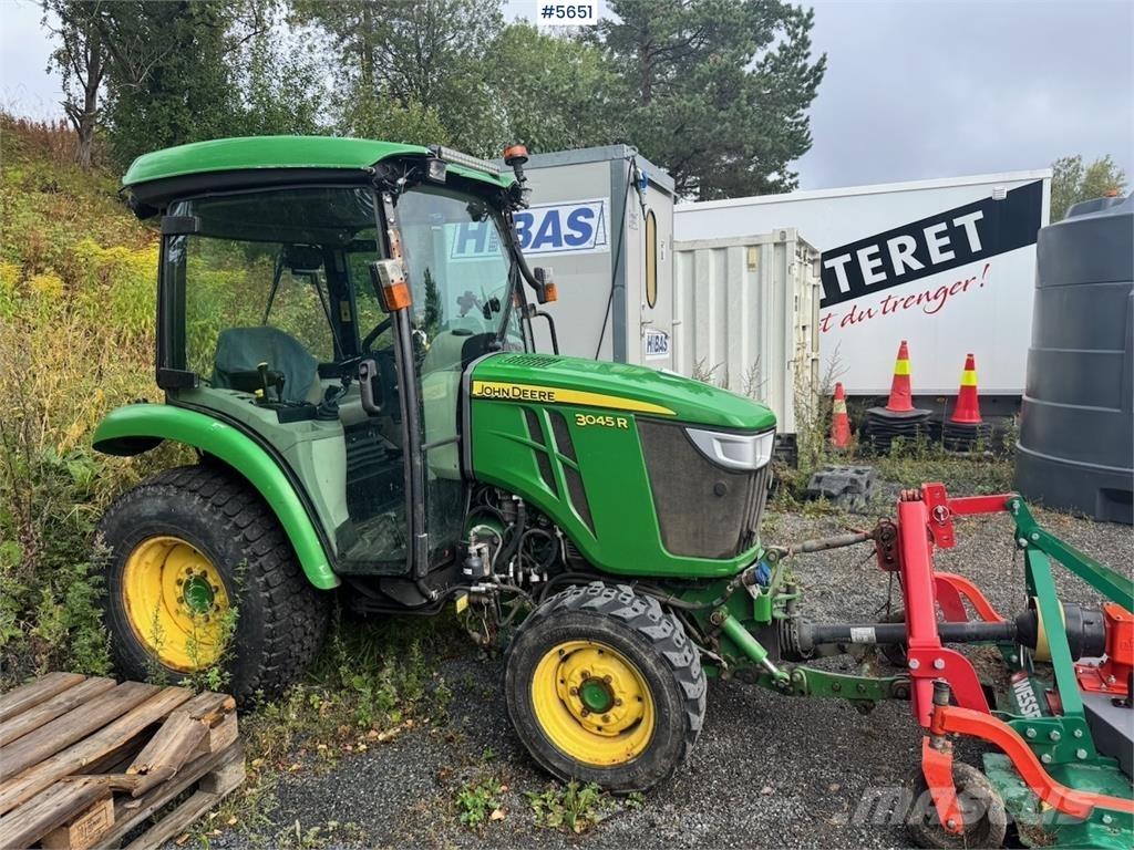 John Deere 3045R Трактори