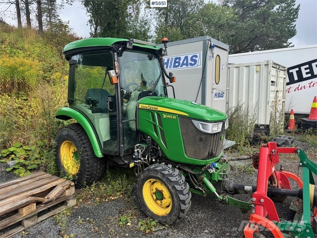 John Deere 3045R Трактори