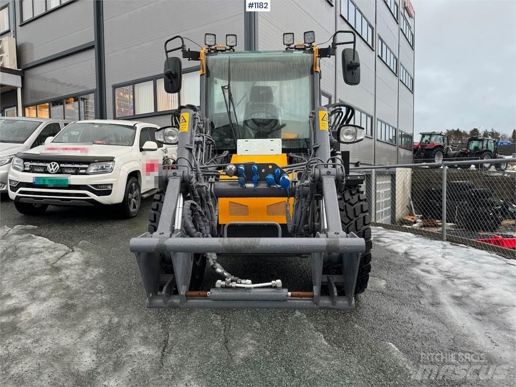 LM Trac 587 Багатофункціональне обладнання для вантажних і землекопальних робіт