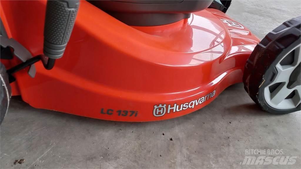 Husqvarna LC 137i Самохідні газонокосарки