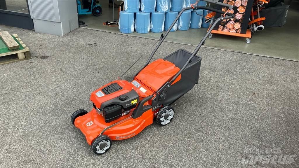 Husqvarna LC 247S Самохідні газонокосарки