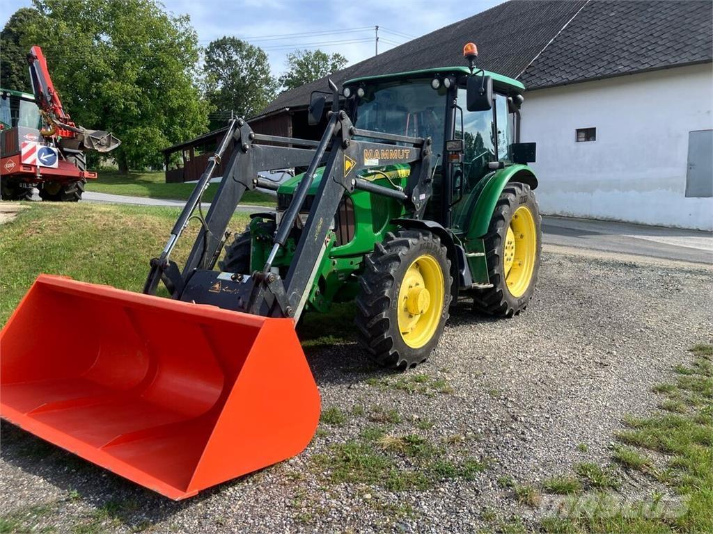 John Deere 5820 Трактори