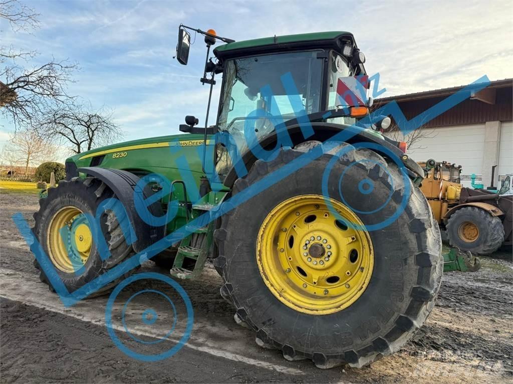John Deere 8230 Трактори