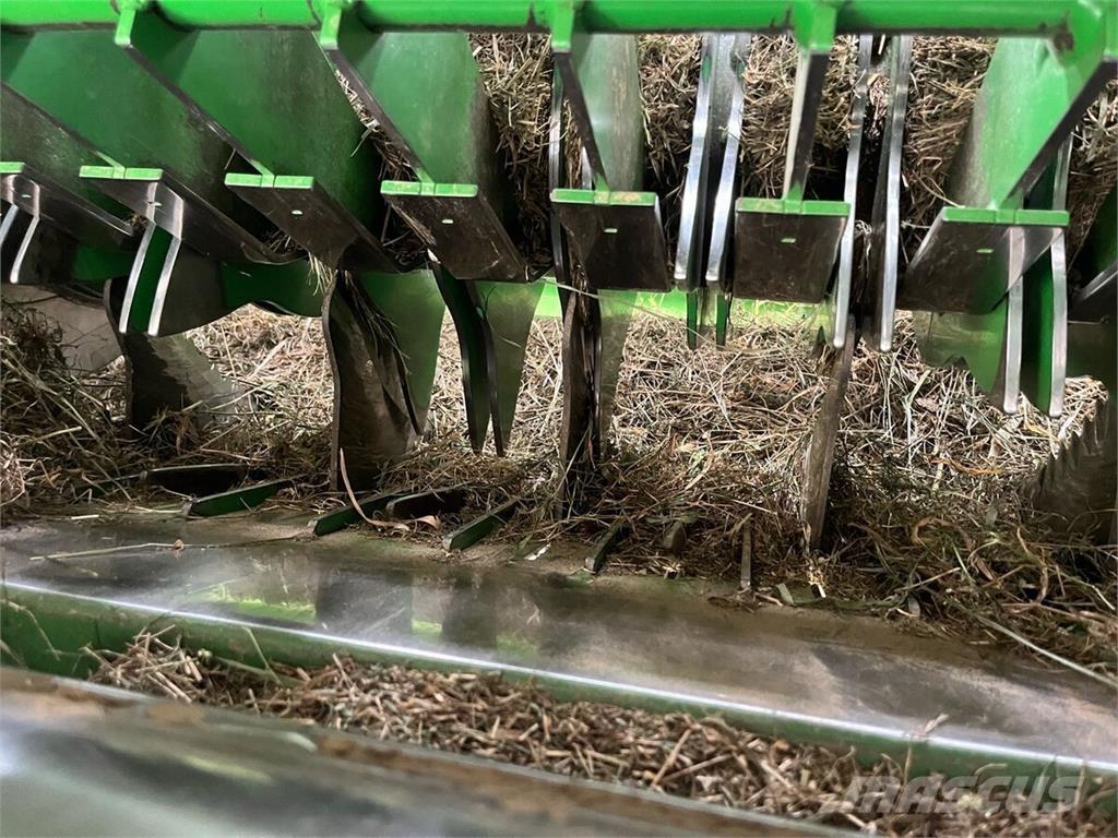 John Deere V451R Рулонні прес-підбирачі