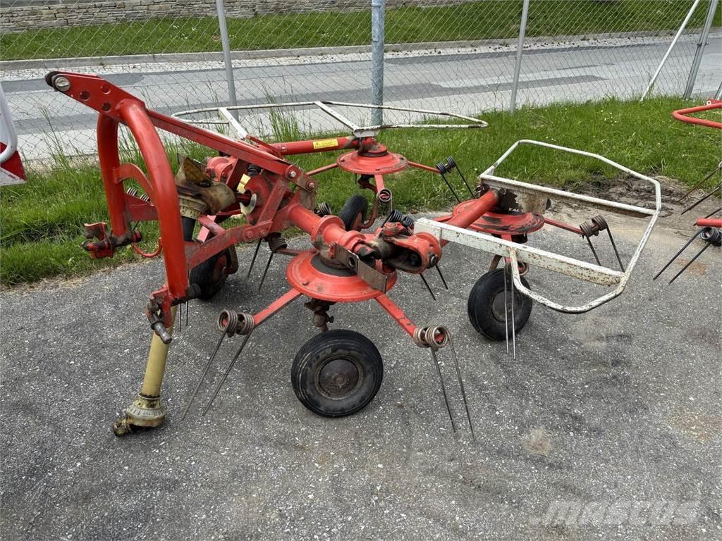 Kuhn GF 440 P Граблі і сінозворушувачі