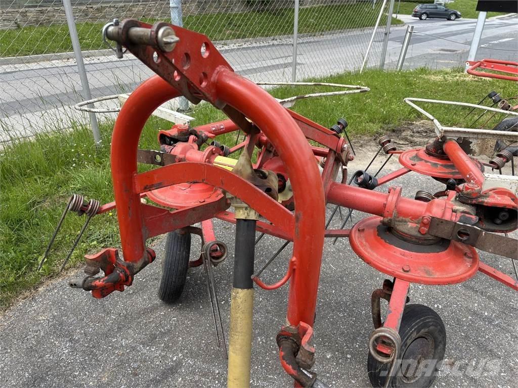 Kuhn GF 440 P Граблі і сінозворушувачі