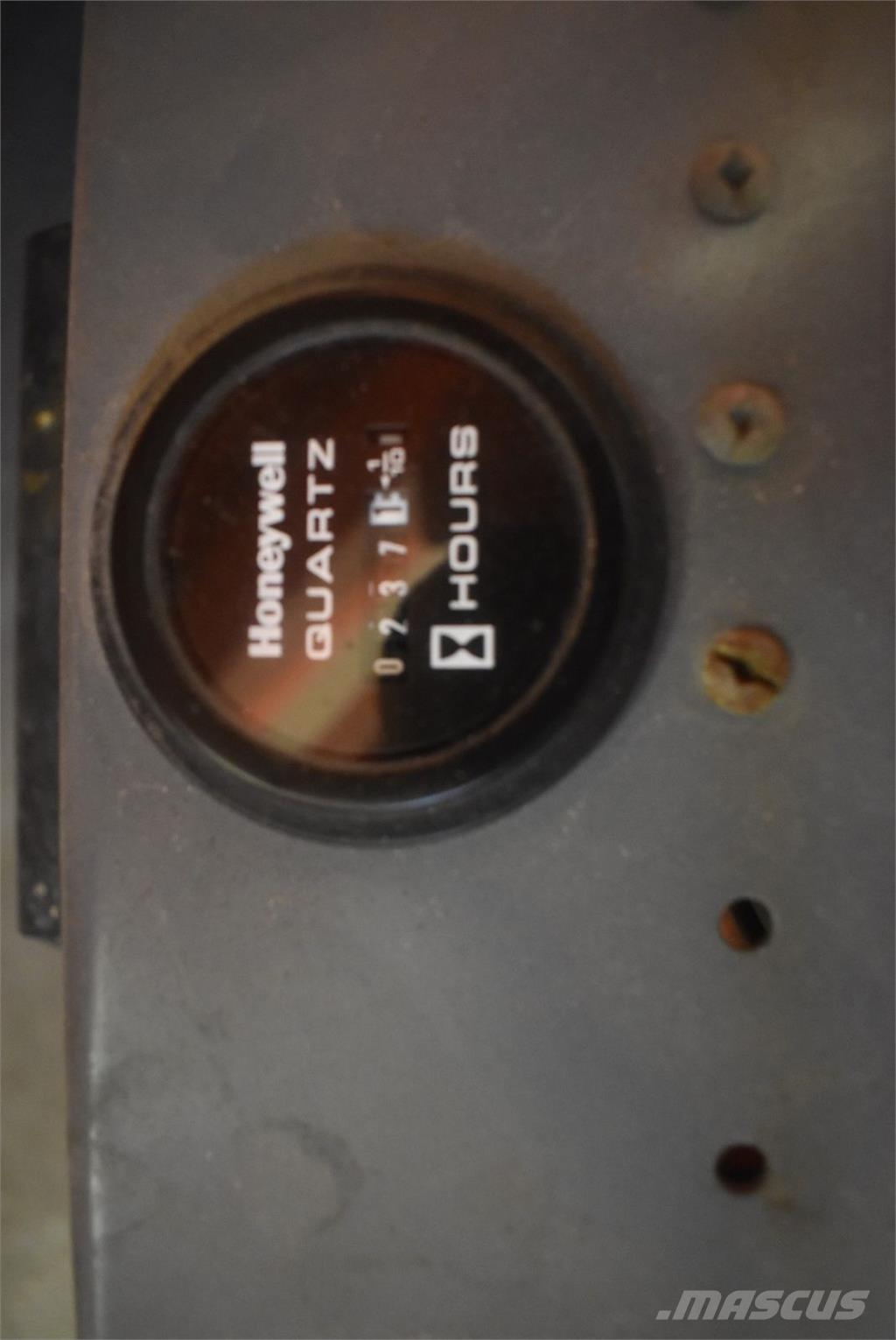 SkyJack SJ-III 3220 Колінчаті підйомники