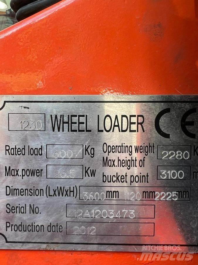 Toyo 840 Фронтальні навантажувачі та екскаватори