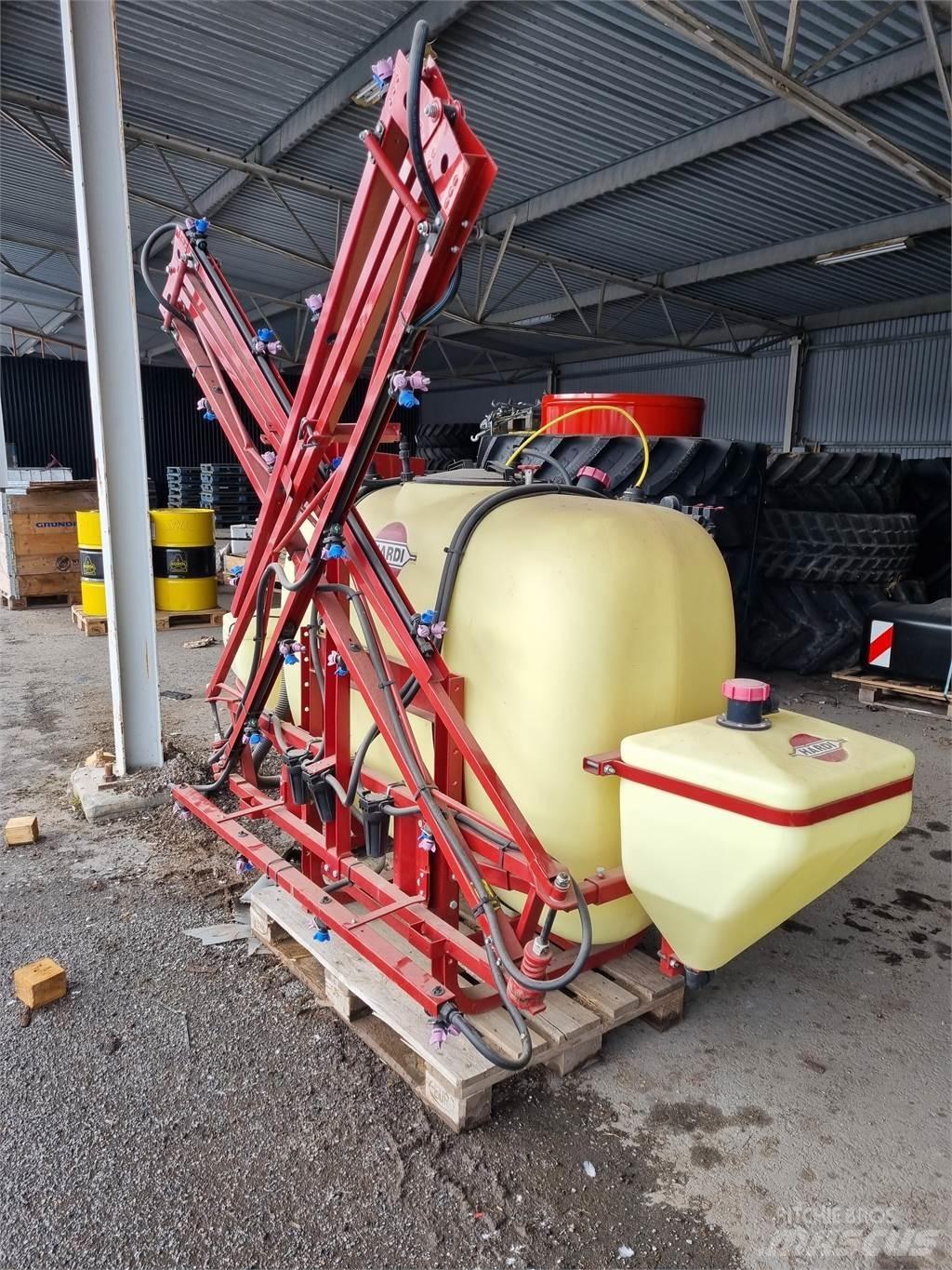 Hardi  Причіпні обприскувачі