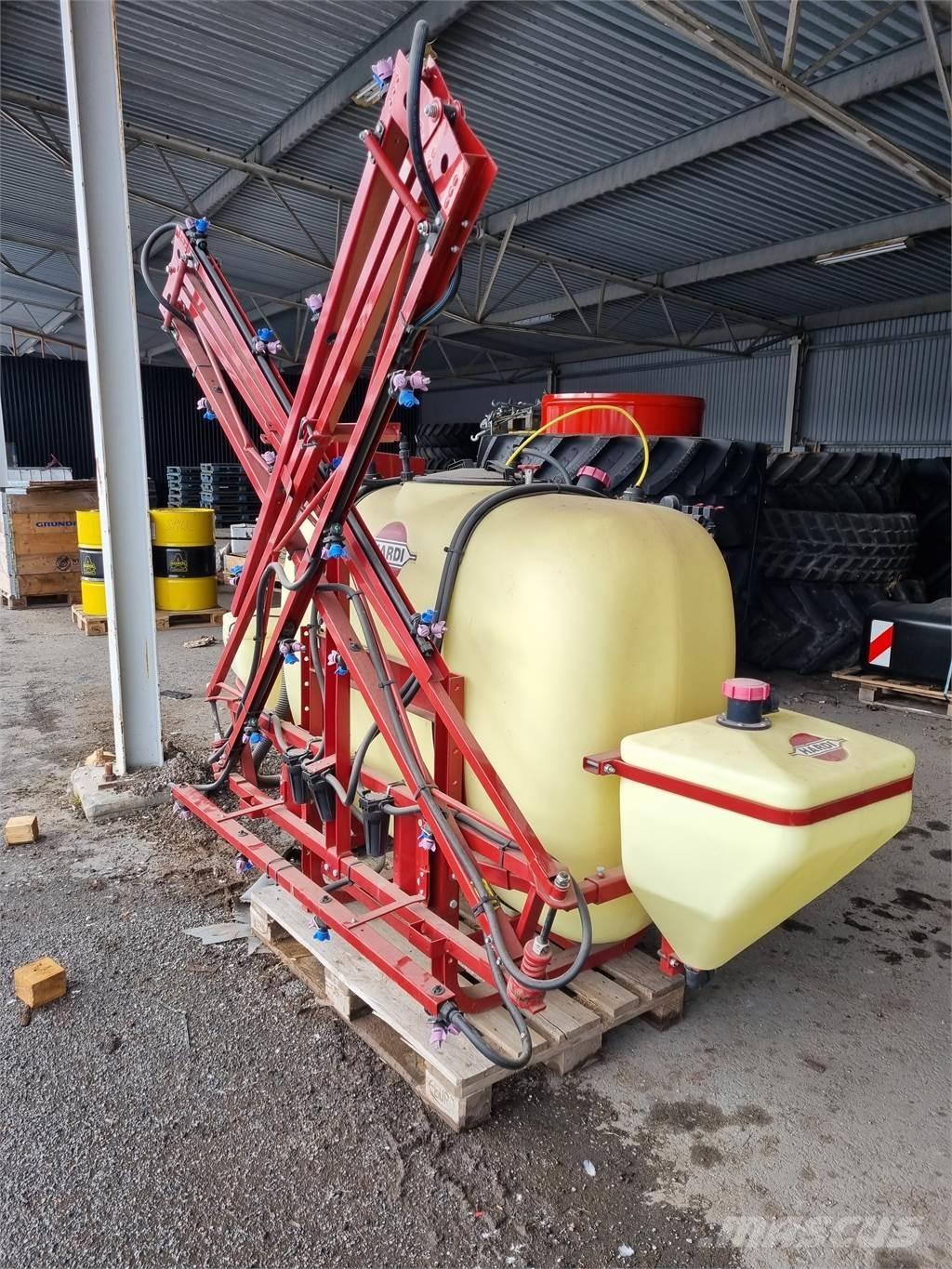 Hardi 800 Причіпні обприскувачі