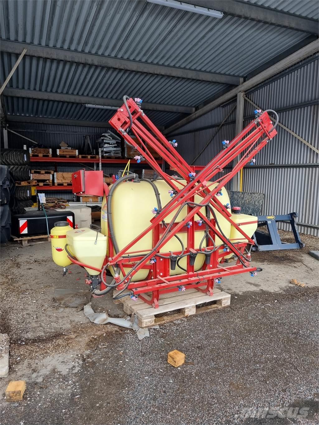 Hardi 800 Причіпні обприскувачі
