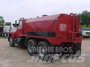 Mack R690ST Поливальні машини