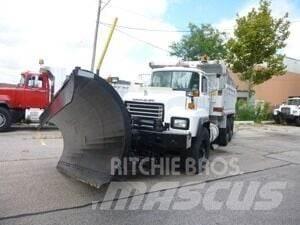 Mack RD688S Снігоочищувальні ножі та плуги
