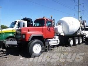 Mack RD690S Вантажівки / спеціальні