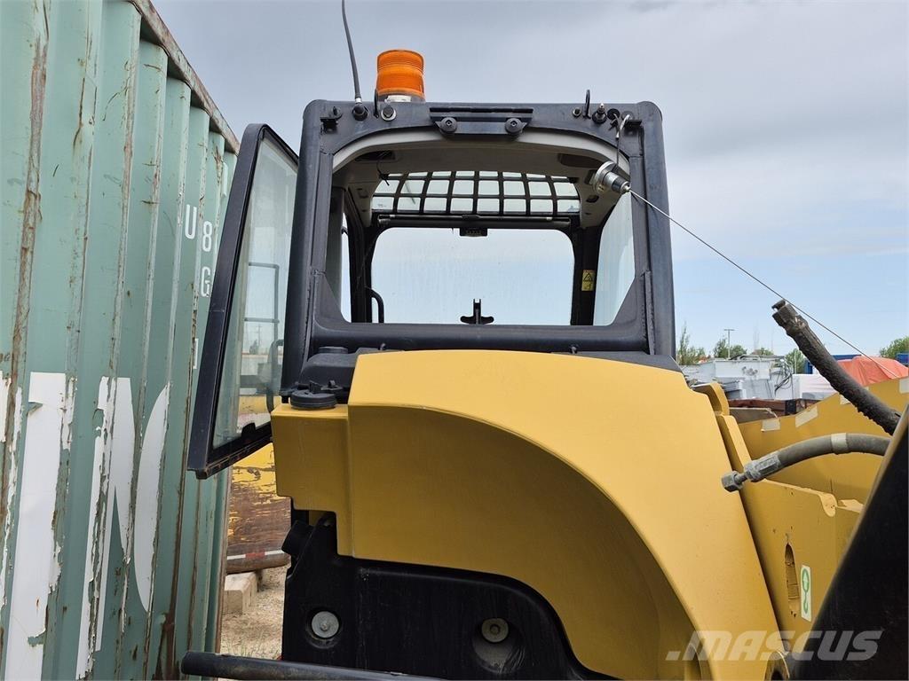 CAT TH560B Телескопічний навантажувач