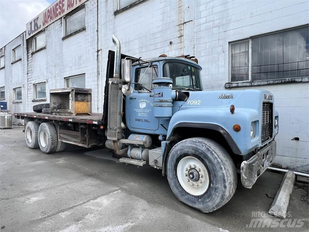 Mack RD690S Підсобні машини