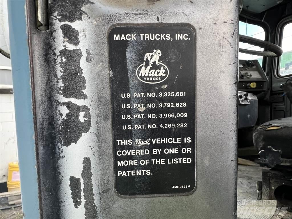 Mack RD690S Підсобні машини