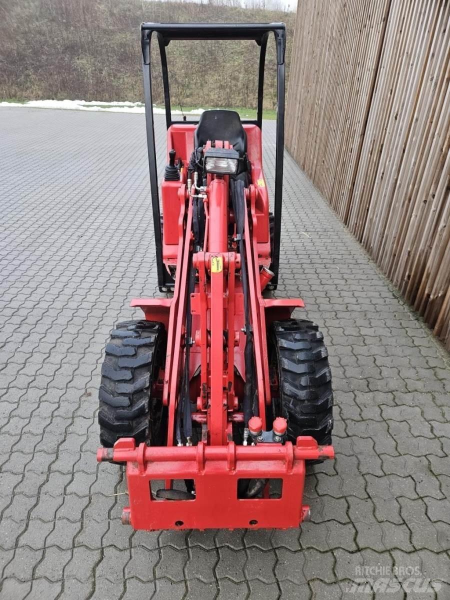 Schäffer 2428 SLT Малі навантажувачі