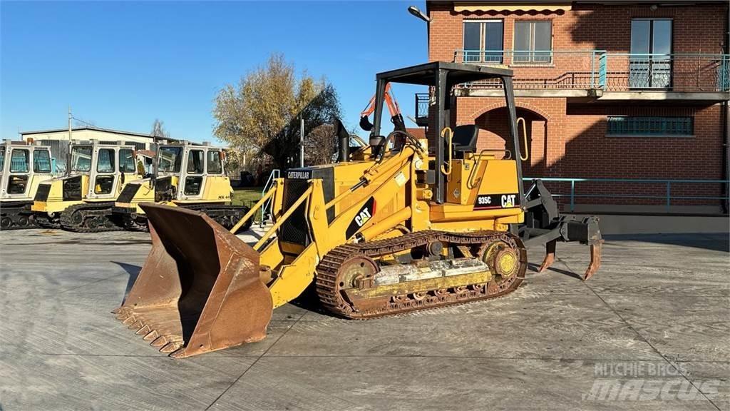 CAT 935C Фронтальні навантажувачі