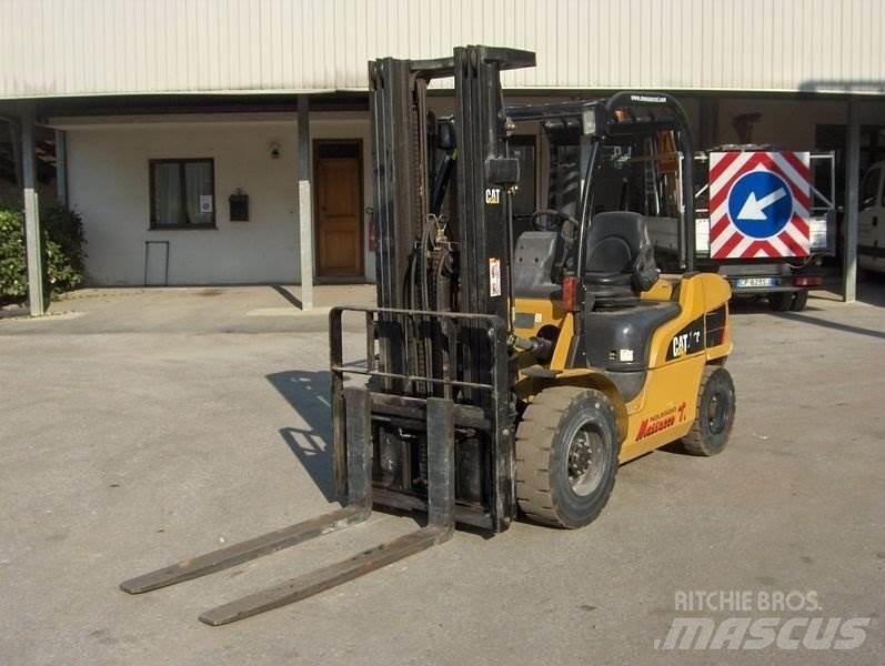 CAT DP30N Дизельні навантажувачі