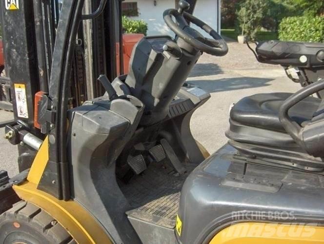 CAT DP30N Дизельні навантажувачі