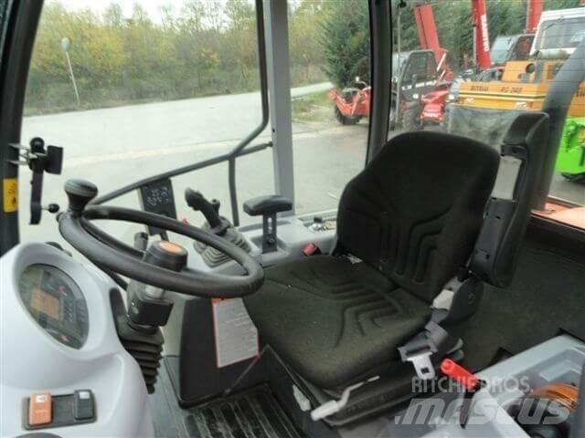 Hitachi ZW65 Фронтальні навантажувачі