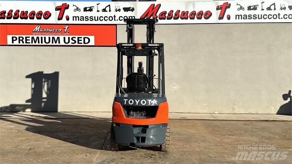 Toyota 52-8FDF30 Дизельні навантажувачі