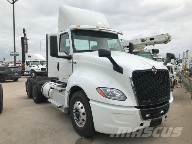 International LT Тягачі