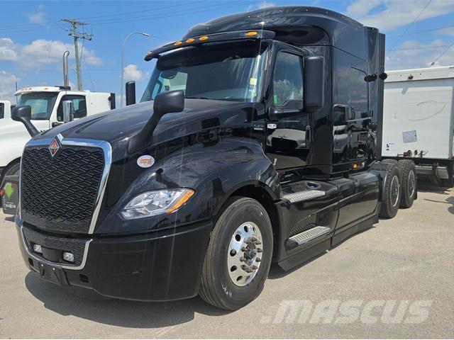 International LT Тягачі