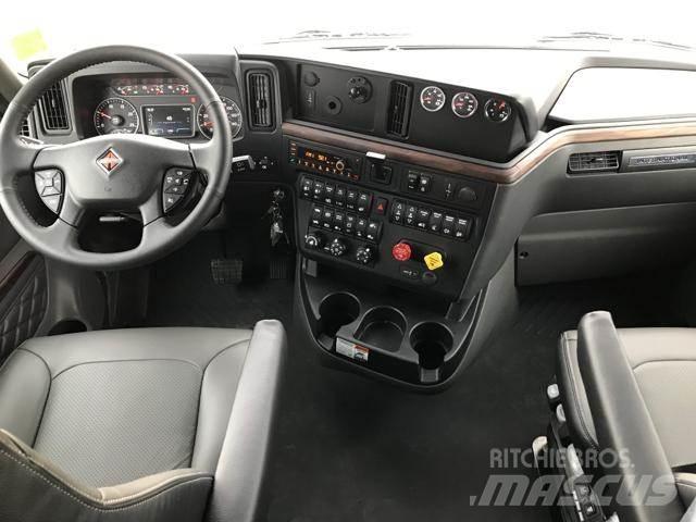 International LT Тягачі