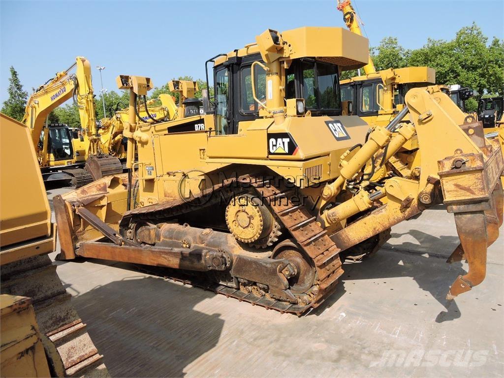 CAT D7R Бульдозери