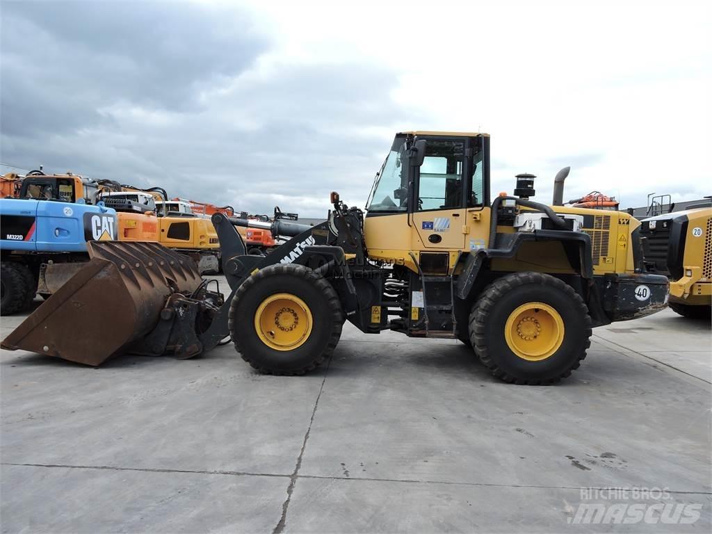Komatsu WA320 Фронтальні навантажувачі