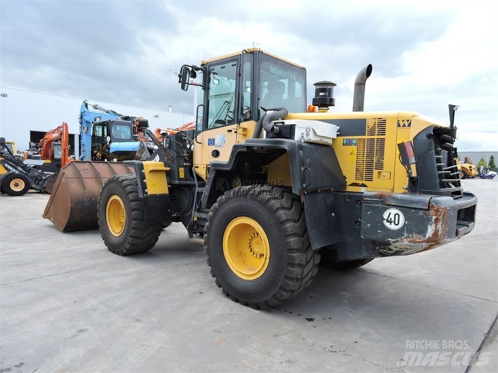 Komatsu WA320 Фронтальні навантажувачі