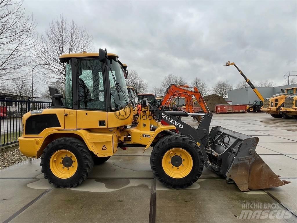 Volvo L30G Фронтальні навантажувачі