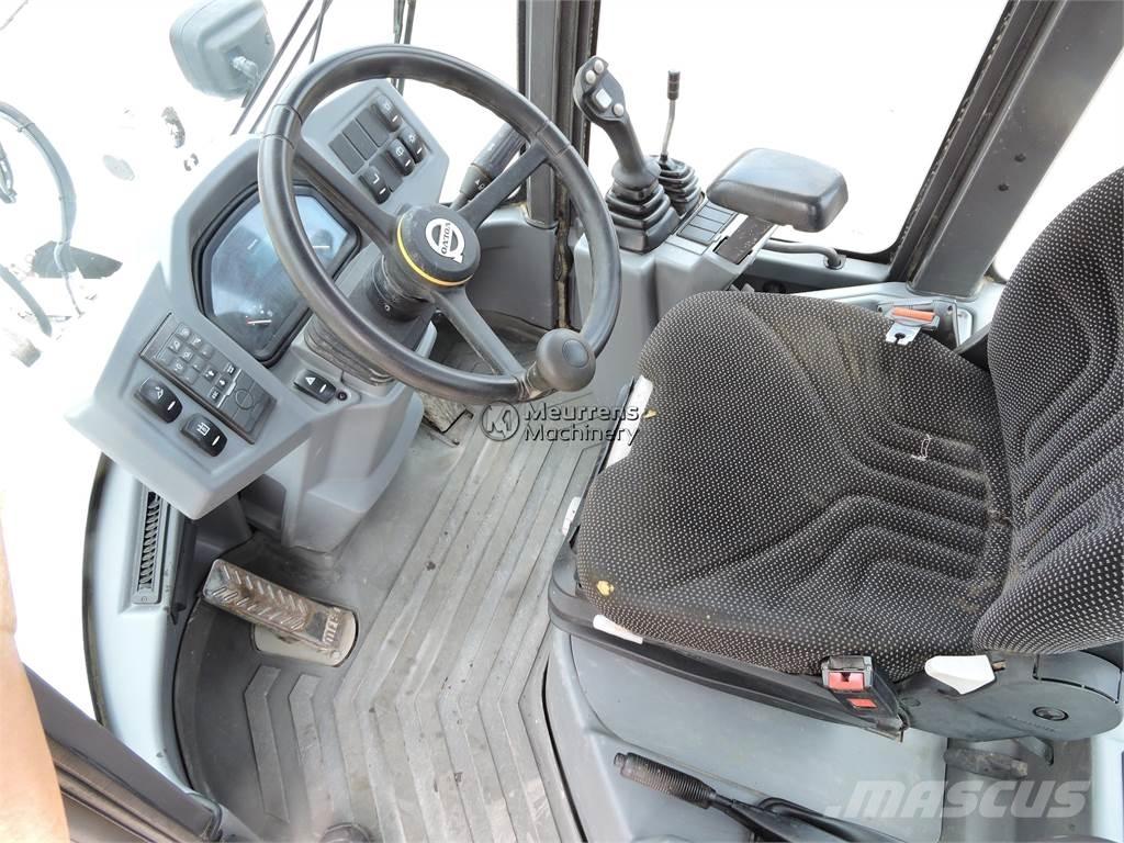 Volvo L30G + FORK Фронтальні навантажувачі