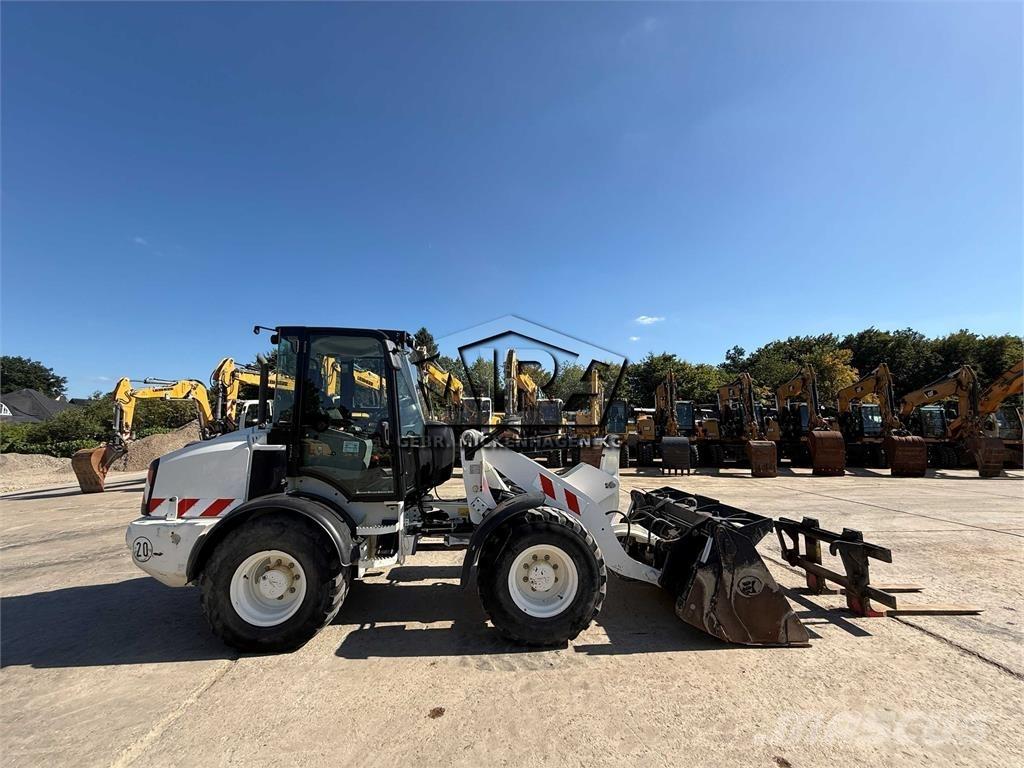 CAT 908M Фронтальні навантажувачі