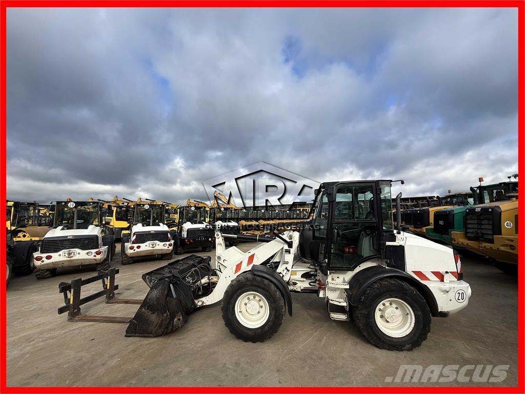 CAT 908M Фронтальні навантажувачі