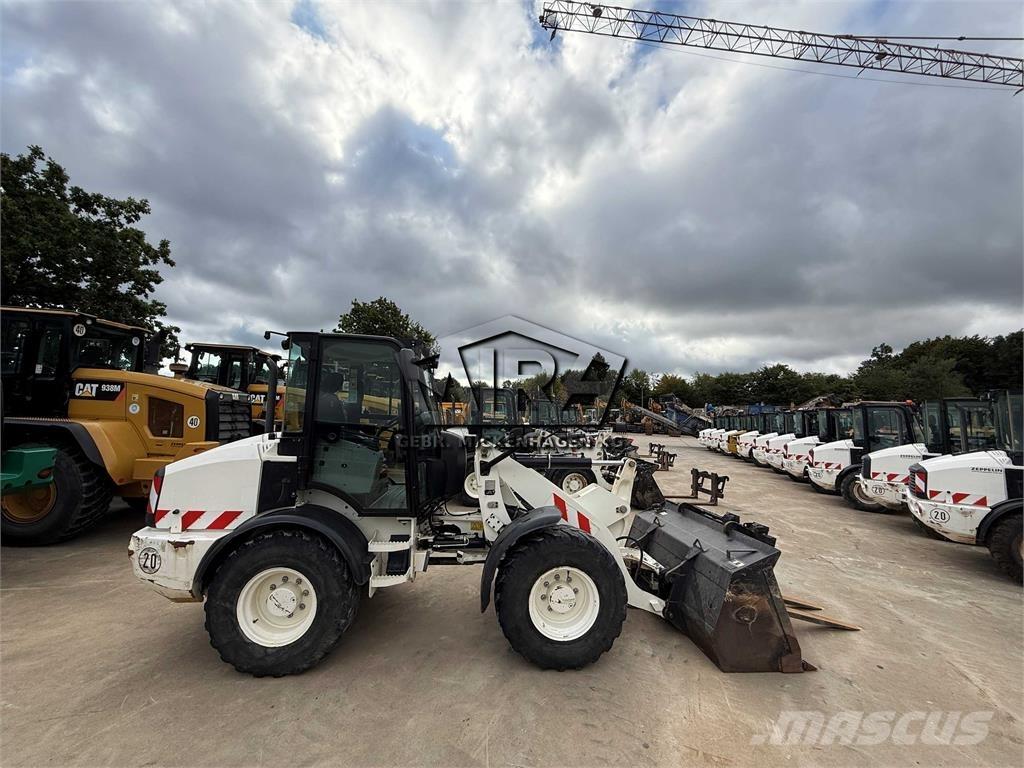 CAT 908M Фронтальні навантажувачі