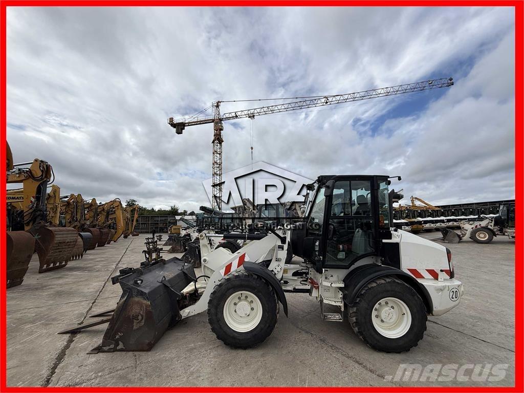 CAT 908M Фронтальні навантажувачі
