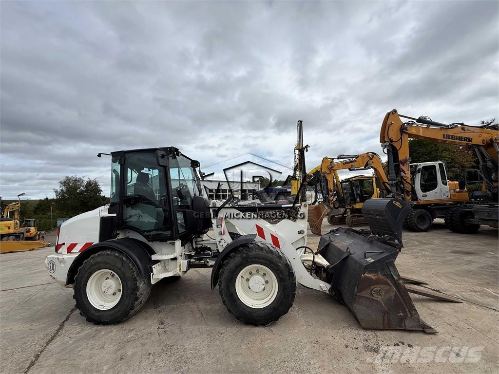 CAT 908M Фронтальні навантажувачі