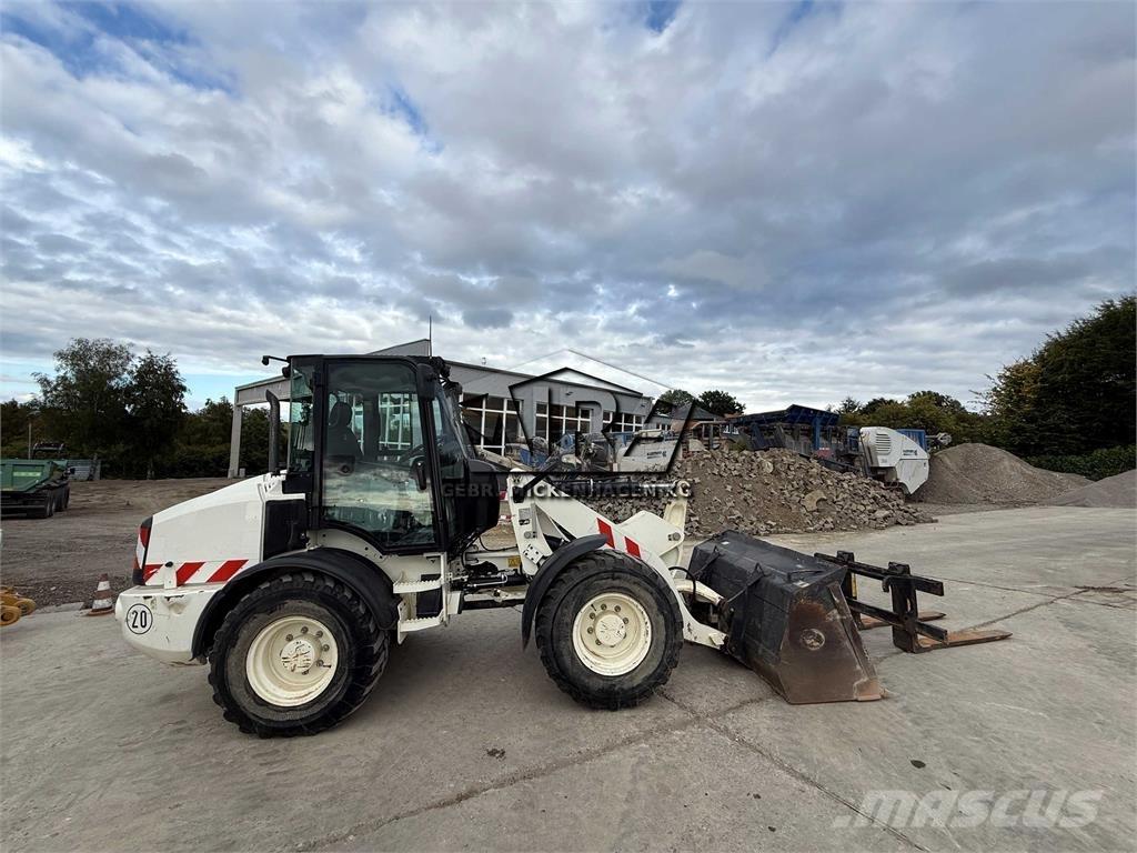 CAT 908M Фронтальні навантажувачі