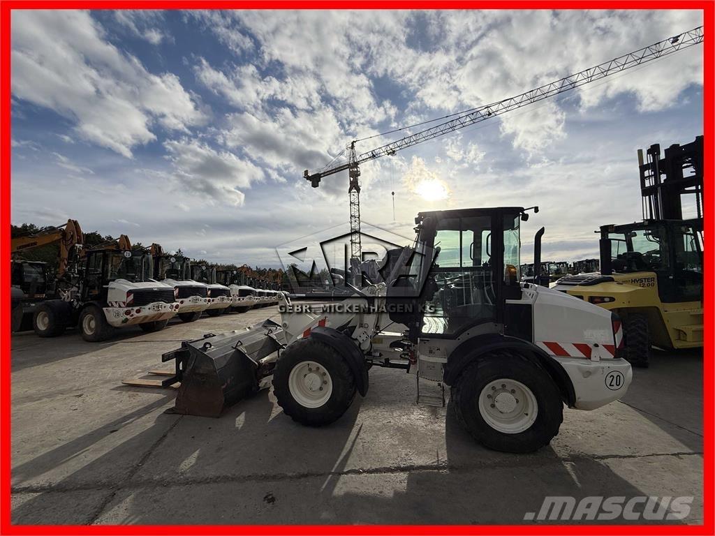 CAT 908M Фронтальні навантажувачі